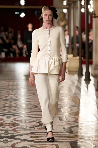 Look 30